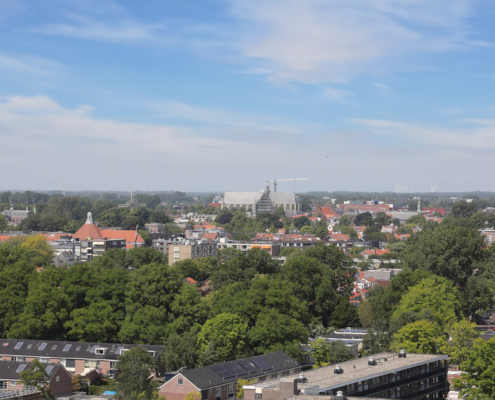 Het uitzicht vanuit appartement Type D op groen en stad.